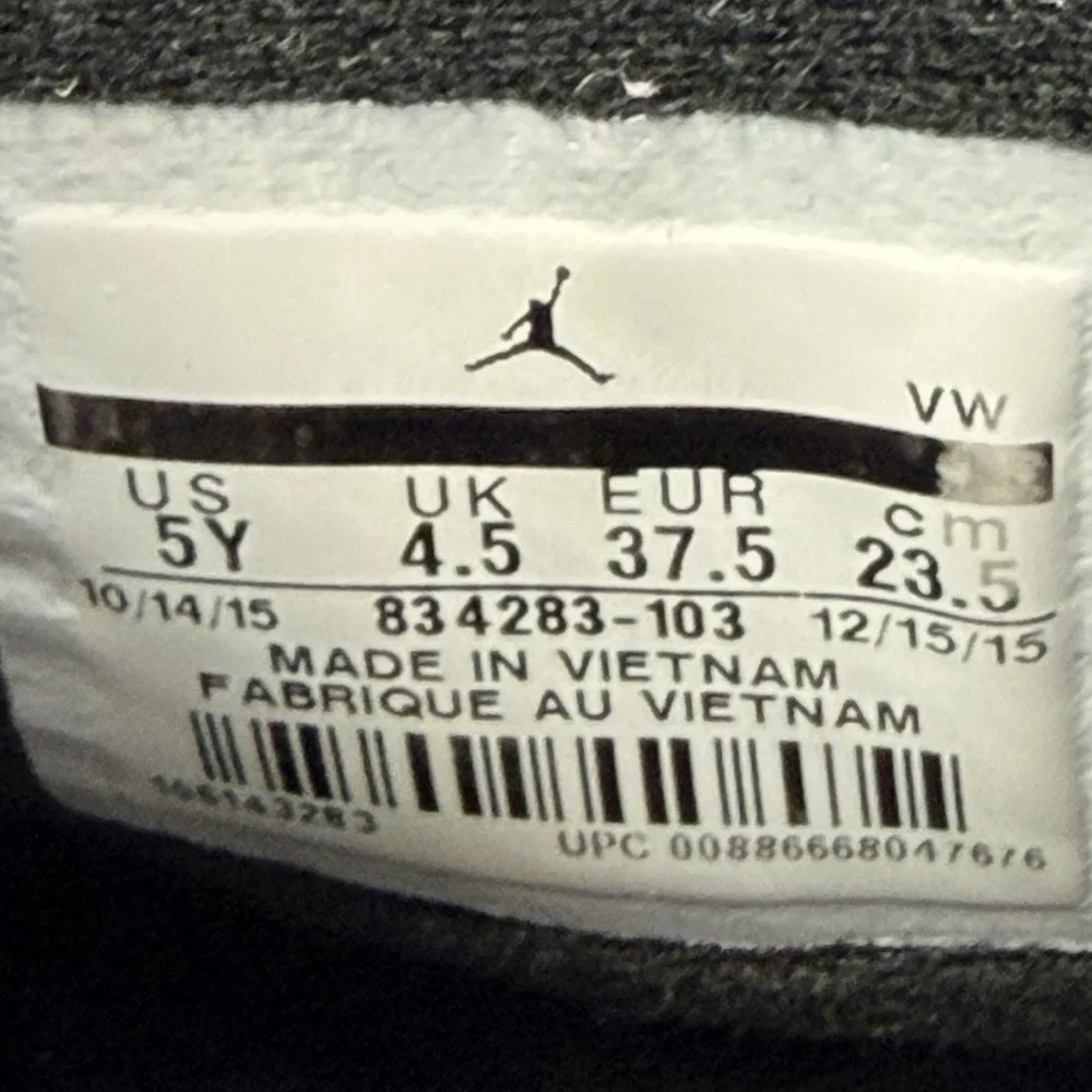 Air Jordan Retro 2 Wing It 834283-103 White Black GS Size 5Y Womens Size 6.5